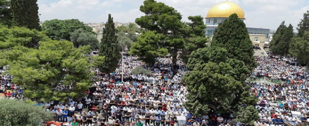 ربع مليون مصل يؤدون صلاة الجمعة الثالثة من رمضان بالمسجد الأقصى