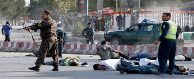 الرئيس الأفغاني ونائبه الأول يستنكران الهجوم الانتحاري بمحيط مطار كابول