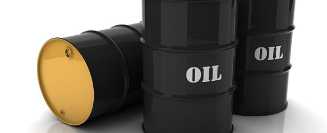 النفط بإتجاه إنخفاض أسبوعي بفعل التخمة ومخاوف تجارية