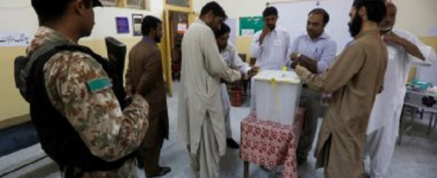 الناخبون فى باكستان يتوجهون الى صناديق الاقتراع للادلاء باصواتهم فى الانتخابات التشريعية
