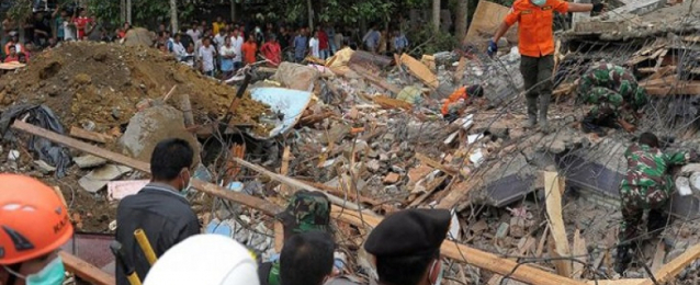 إندونيسيا تواصل جهودها لإنقاذ مئات العالقين بعد زلزال أمس