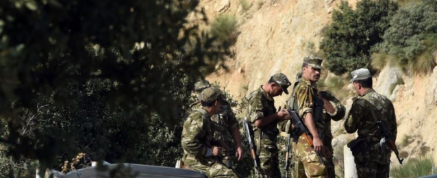 الجيش الجزائري يدمر مخبأين للجماعات الإرهابية