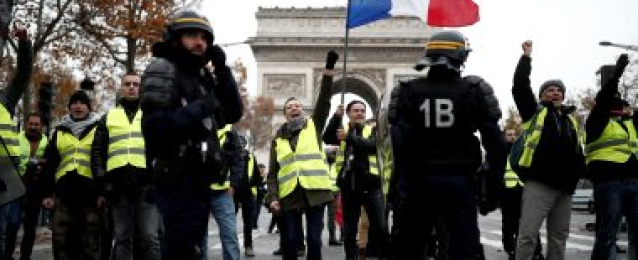 شرطة فرنسا تنتشر فى البلاد للتصدى على أى شغب محتمل فى تظاهرات “السترات الصفراء”