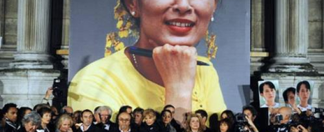 باريس تسحب لقب “مواطنة الشرف” من الزعيمة البورمية أونج سان تشي لصمتها عن العنف بحق الروهينجا