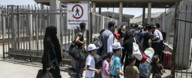 عودة مئات المهجرين السورين إلى قراهم عبر الصالحية بدير الزور وإدلب