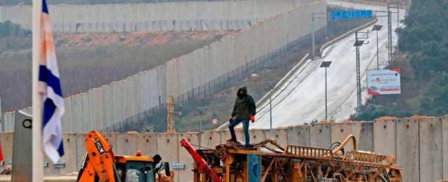 وسط استنفار أمنى .. إسرائيل تستأنف بناء الجدار الحدودي مع لبنان