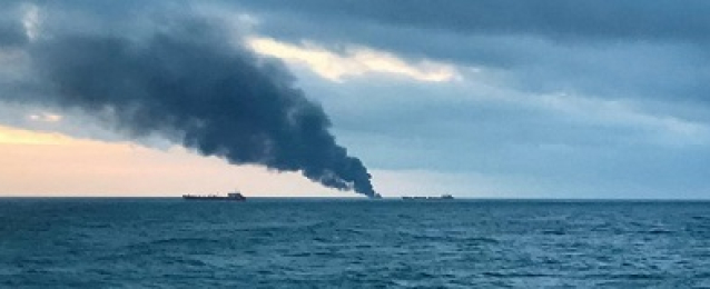 ارتفاع عدد قتلى حريق اندلع في سفينتين قرب القرم إلى 14