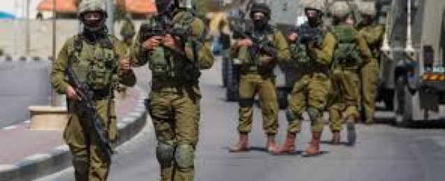 الاحتلال الإسرائيلي يعتقل 12 فلسطينيا من الضفة الغربية