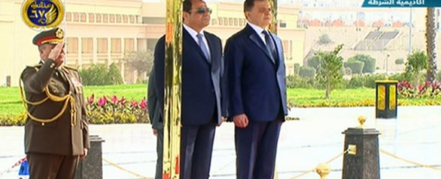 الرئيس السيسى يضع إكليلا من الزهور على النصب التذكارى لشهداء الشرطة