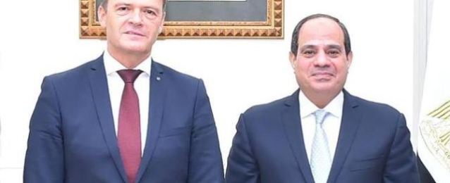 الرئيس السيسي يرحب بقرار “مرسيدس” باستئناف تجميع سياراتها في مصر