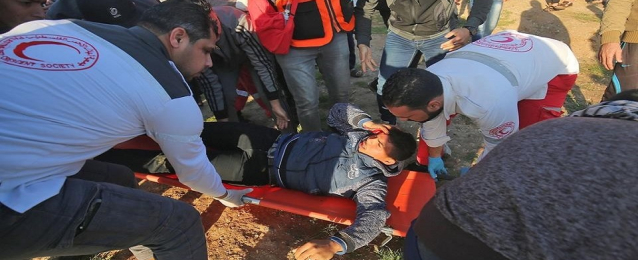 بالصور..إصابة 8 فلسطينيين برصاص جيش الاحتلال شرق قطاع غزة