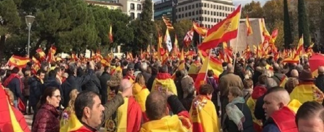 الآلاف يتظاهرون في مدريد احتجاجا على سياسة الحكومة إزاء كتالونيا