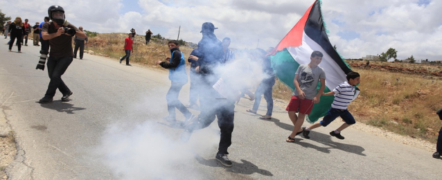 إصابة عدد من الفلسطينيين بالاختناق لاستهداف قوات الاحتلال مسيرة نابلس