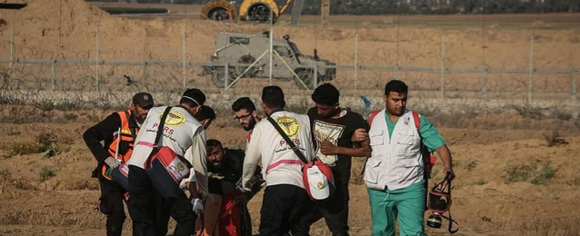 بالصور..إصابة 34 فلسطينيا بنيران قوات الاحتلال الإسرائيلي على حدود غزة