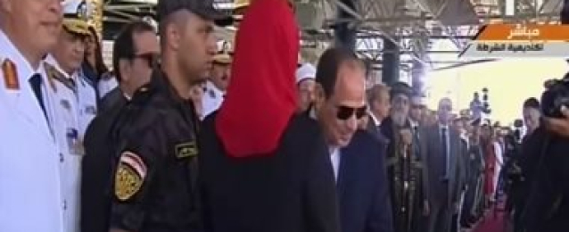 الرئيس السيسي يصافح أبناء شهداء القوات المسلحة والشرطة