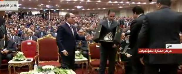 بالفيديو …  وزير التعليم العالى يهدى درع “عيد العلم” للرئيس السيسى
