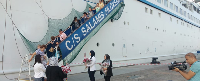 بالصور..ميناء الإسكندرية يستقبل أول سفينة قبرصية تقل 500 سائح