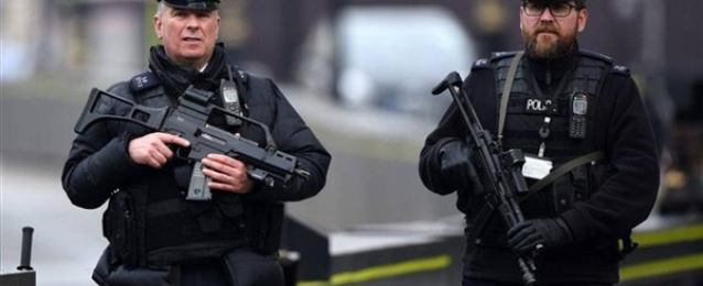 الشرطة البريطانية تداهم منزلين على خلفية العثور على 39 جثة قرب لندن