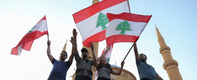 لبنان .. رغم قرارات الحكومة … يوم جديد من التظاهرات والجيش يؤمن الحراك الشعبي