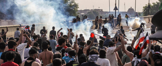 إصابة 25 شخصا بحالات اختناق في تفريق لتظاهرة وسط بغداد