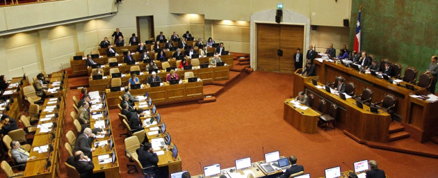 برلمان تشيلي يدعو إلى استفتاء لمراجعة الدستور الموروث من عهد بينوشيه