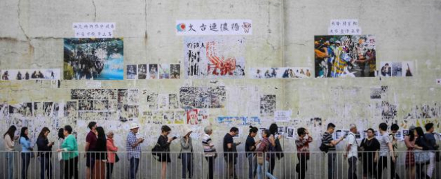 المرشحون المؤيدون للديمقراطية يحققون تقدما في انتخابات هونج كونج