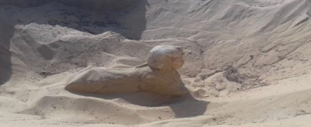 “الآثار” تعثر على تمثال ملكي على هيئة “أبو الهول” في تونا الجبل| صور