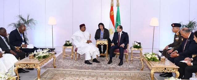 السيسي يعزي رئيس النيجر في ضحايا الحادث الإرهابي
