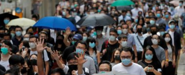مسيرة في هونج كونج احتجاجا على استخدام الشرطة الغاز المسيل للدموع
