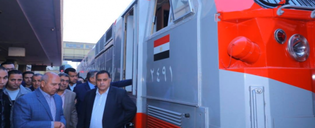 صور .. وزير النقل يتابع انتظام خطوط السكك الحديدية بمحطة مصر