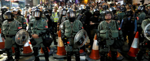 اشتباكات بين قوات الشرطة والمتظاهرين في هونج كونج