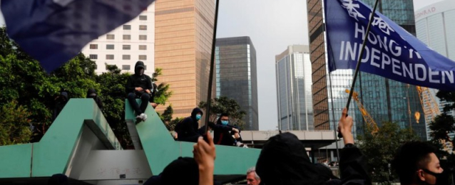 شرطة هونج كونج تفرق المحتجين بالغاز المسيل