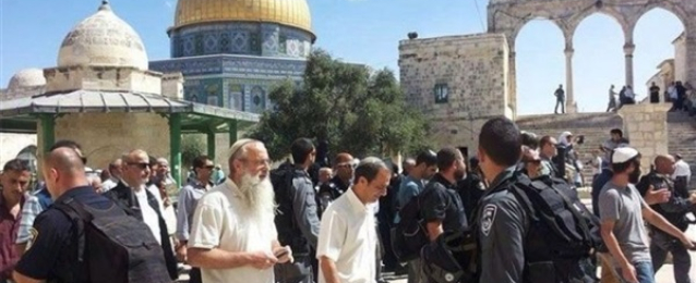 عشرات المستوطنين يقتحمون ساحات المسجد الأقصى بحماية شرطة الاحتلال