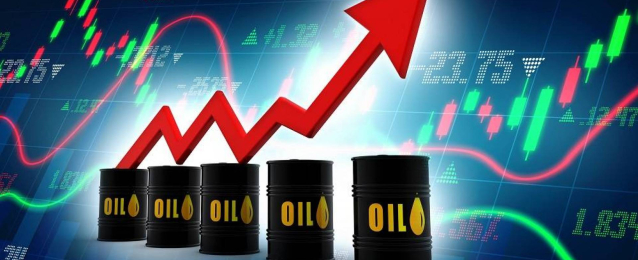 أسعار النفط نحو القمة في 5 أسابيع مع تراجع الدولار