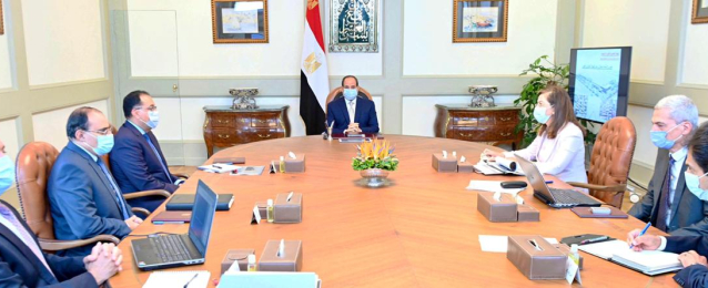 الرئيس السيسي يجتمع برئيس الوزراء ووزيرة التخطيط ورئيس هيئة الشراء الموحد ومدير صندوق مصر السيادي