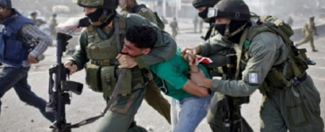 قوات الاحتلال تعتقل عدة مواطنين في الضفة والقدس