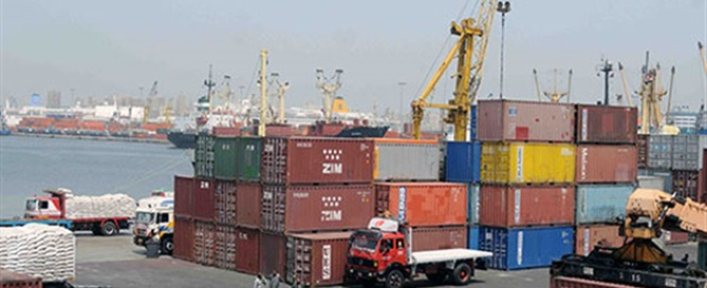 نشاط في حركة السفن وتداول البضائع والحاويات بميناء الإسكندرية