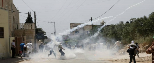 إصابة عشرات الفلسطينيين بالاختناق جراء قمع الاحتلال مسيرة كفر قدوم