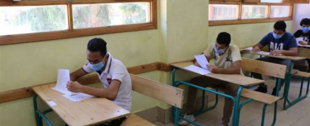 طلاب الثانوية العامة المؤجلين يؤدون امتحان اللغة الثانية والجبر والهندسة