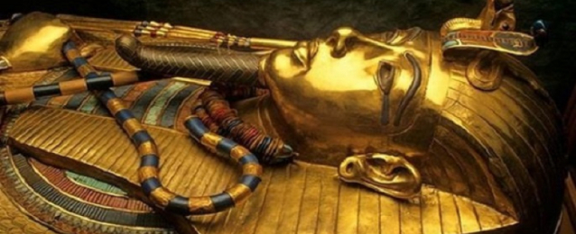ترميم صدرية حربية نادرة للملك توت عنخ آمون بالمتحف الكبير