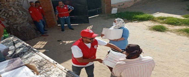 الهلال الأحمر المصري يواصل دعم الأسر المتضررة من كورونا بالمحافظات