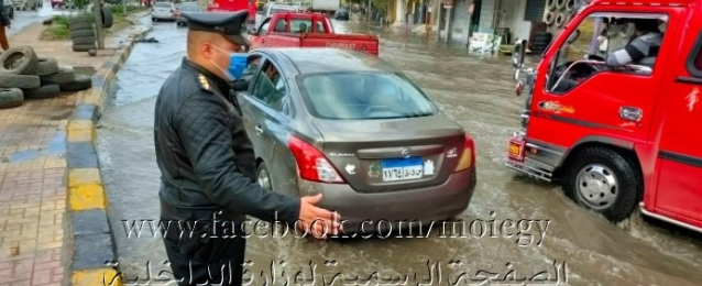 رجال الشــرطة يواصلون جهودهم فى مساعدة المواطنين لمواجهة موجة الطقس