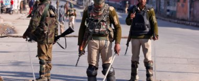 مقتل 4 مسلحين وإصابة 2 من الشرطة الهندية بـ كشمير