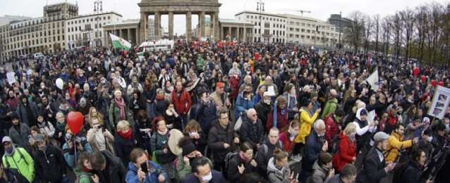 الآلاف يتظاهرون في برلين احتجاجاً على خطط ميركل لتشديد قيود كورونا