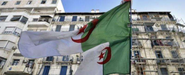 الجزائر تعيد الحظر على الأنشطة التجارية والتجمعات العامة لمواجهة كورونا