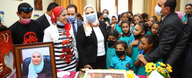 وزيرة التضامن تسلم فتيات مؤسسة العجوزة الشنط والكتب المدرسية