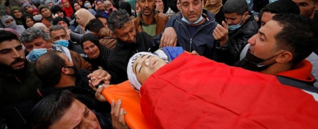 مئات الفلسطينيين يخرقون الإغلاق لتشييع طفل استشهد برصاص قوات الاحتلال