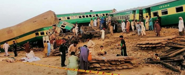 بالصور .. أكثر من 80 قتيلاً وجرحياً في حادث تصادم قطارين جنوب باكستان