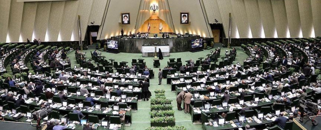 البرلمان الإيراني يصوت على اتهام الرئيس روحاني بانتهاك الدستور ويحيل الملف إلى القضاء