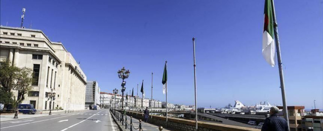 تمديد حظر التجوال في 14 ولاية جزائرية لمدة ثلاثة أسابيع